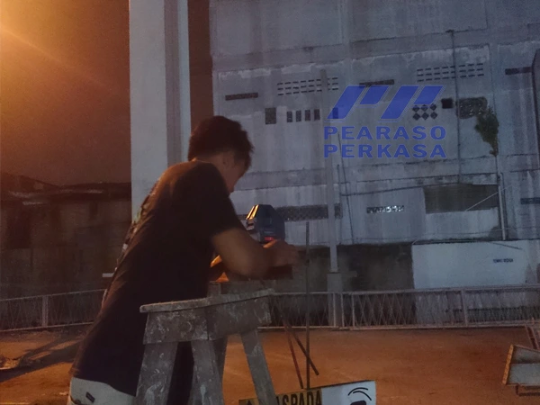 uji vertikalitas tiang kolom konstruksi bangunan dengan laser level
