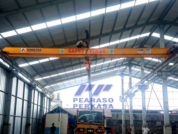 instalasi girder diangkat mobil crane ke atas runway beam