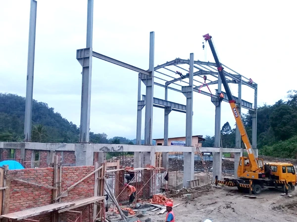 proses instalasi konstruksi bangunan baja power house PLTMH
